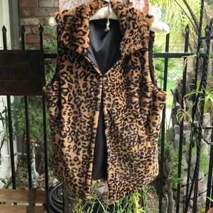 Leopard faux fur collared vest satin lining big kitty purr meow roar. 🐈‍⬛